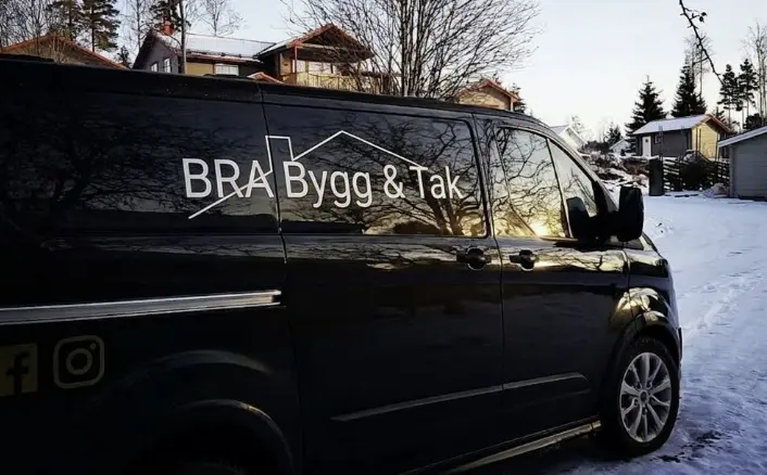 BRA Bygg & Taks arbetsbil i vinterlandskap