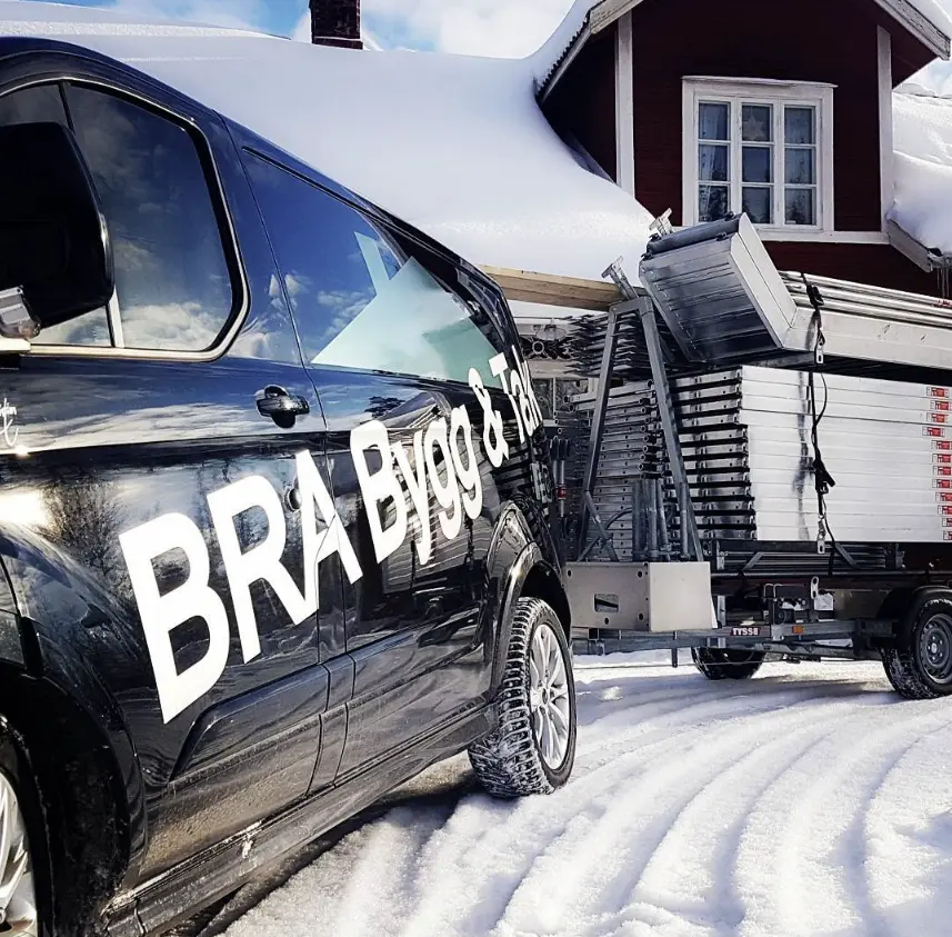 BRA Bygg & Taks servicebil på plats inför ett byggprojekt i Dalarna