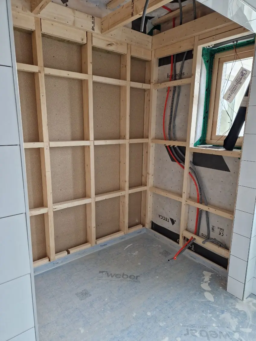 Bastu under uppbyggnad med reglar, isolering och elinstallation